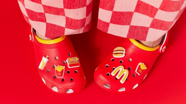 McDonald's und Crocs bringen gemeinsame Kollektion heraus - Gemeinsam mit McDonald's launchte Crocs eine neue Kollektion - Quelle: McDonald's Deutschland